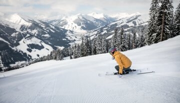 Ski rental INTERSPORT G nther center next to the GH Neue Post in